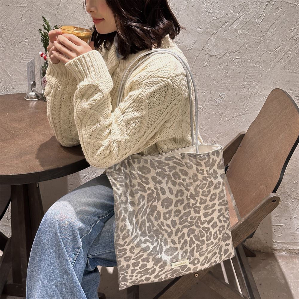Women Bags Grey - กระเป๋าโท้ทผู้หญิงลายเสือดาวสีเทาเงิน สะพายไหล่ข้างเดียว แฟชั่นสำหรับเดินทาง ความจุขนาดใหญ่ กระเป๋าผ้าแคนวาสสำหรับช้อปปิ้ง