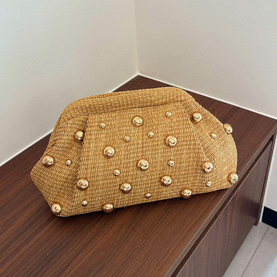 Woven Straw Bag - กระเป๋าคลัทช์สานฟางสไตล์วันหยุดฝรั่งเศส ประดับลูกปัดโลหะทรงกลม กระเป๋าสำหรับงานเลี้ยงอาหารค่ำ กระเป๋าสะพายข้าง